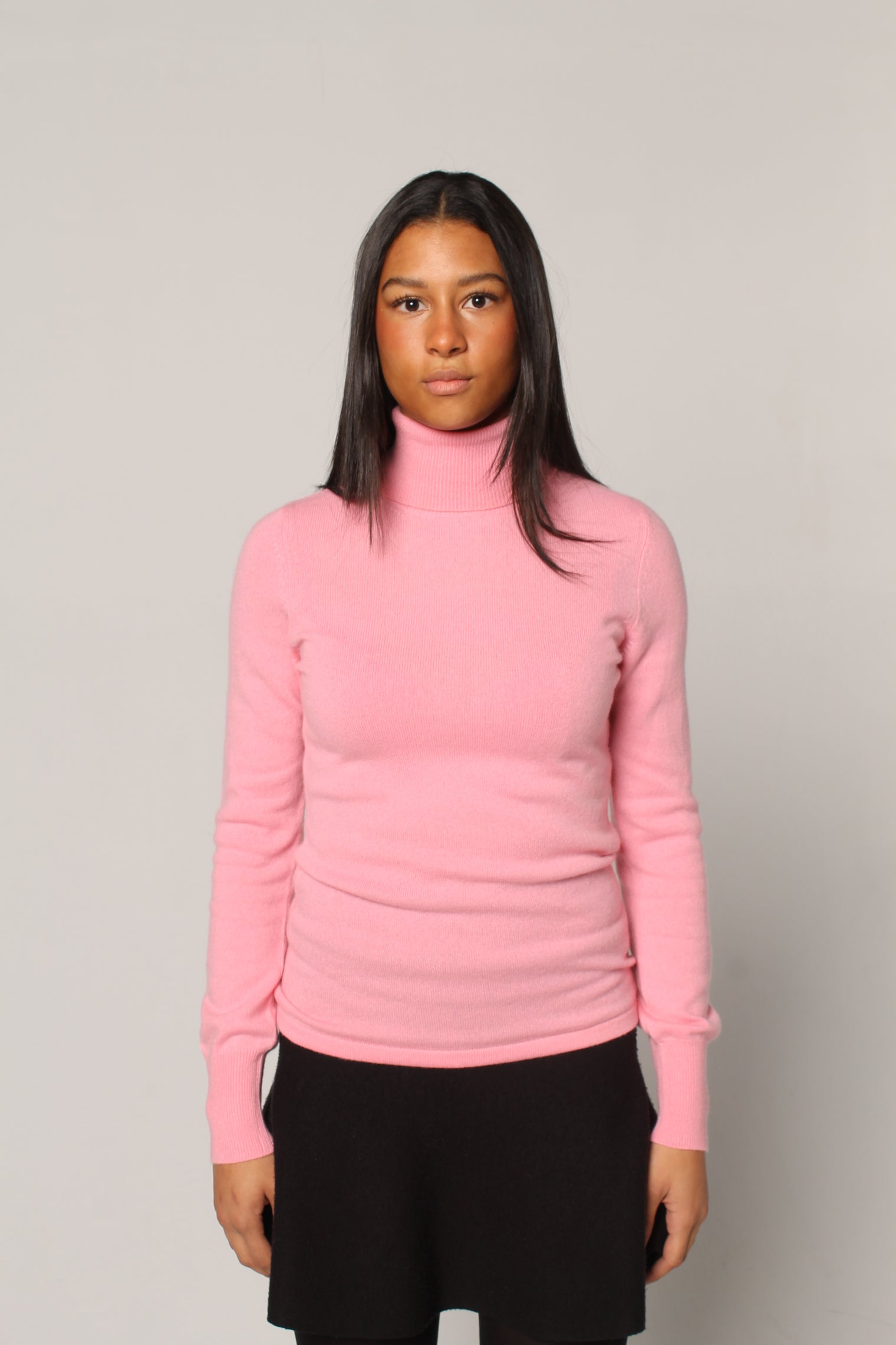 Høyhalset kasjmirgenser i nydelig lyserosa farge. Genseren er i 100% Mongolsk kasjmir og er litt innsvinget i livet!
