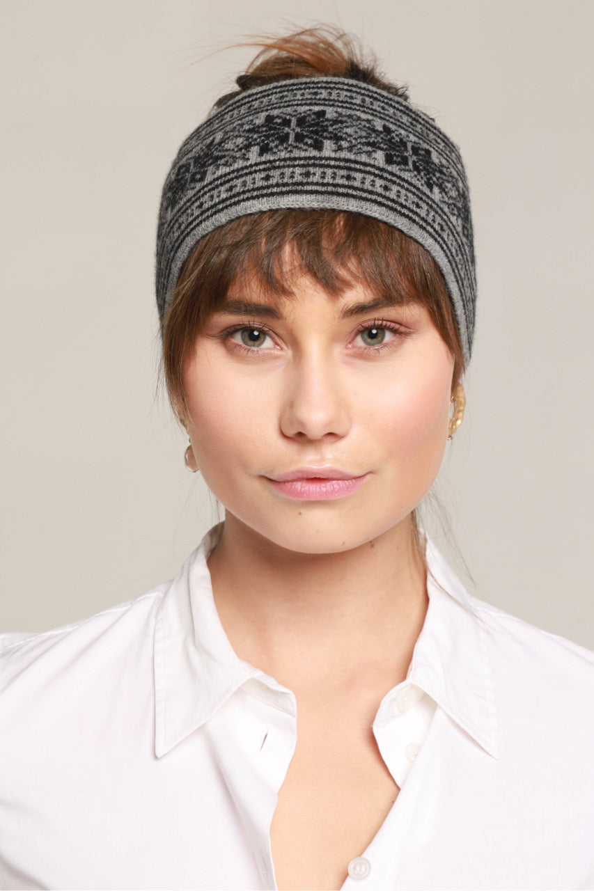 Nydelig mønstret grått og svart kasjmir pannebånd som er kløfritt, det er også god tykkelse så man holder ørene varme! Selvfølgelig med 100% kasjmir!