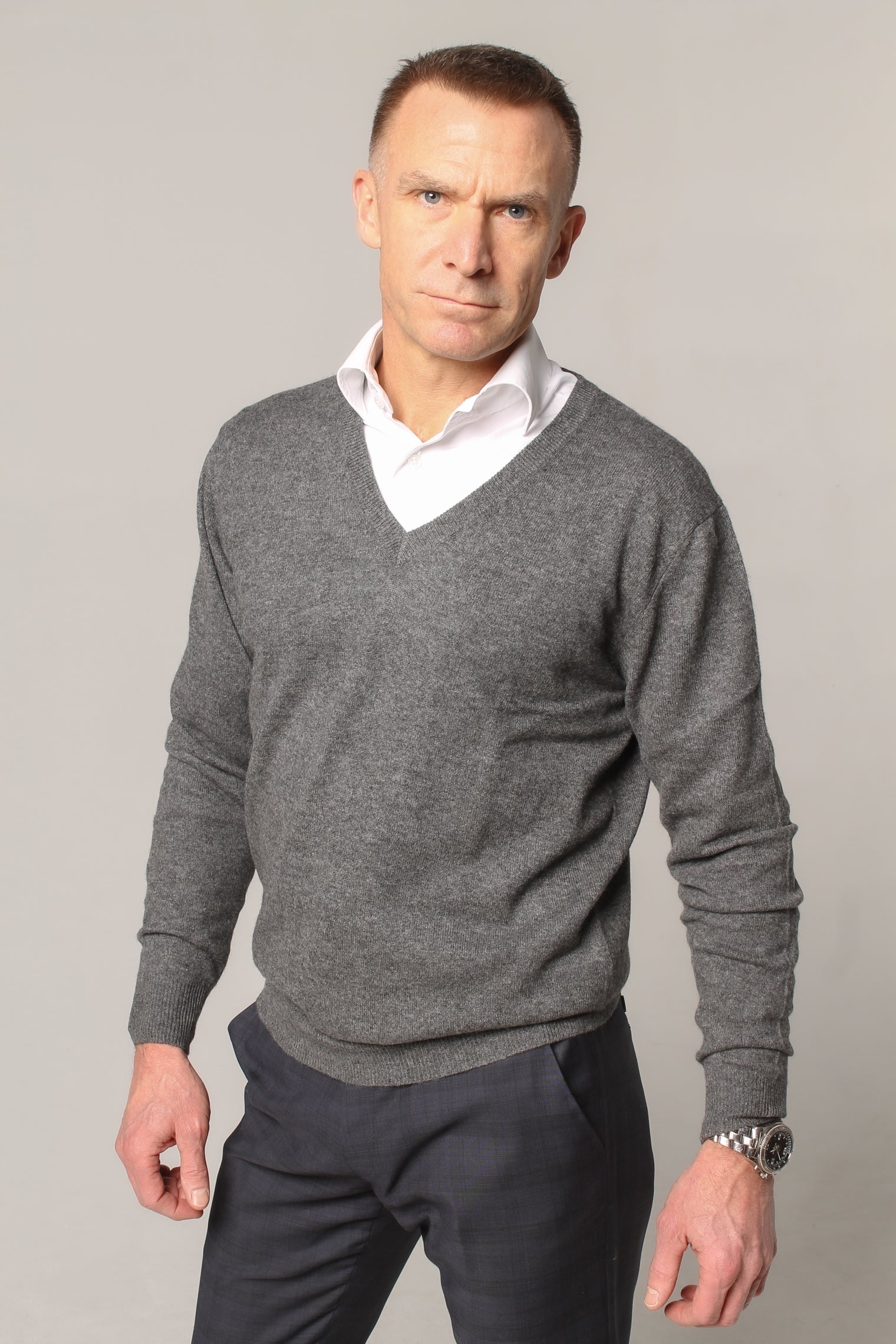 V-hals kashmirgenser koksgrå