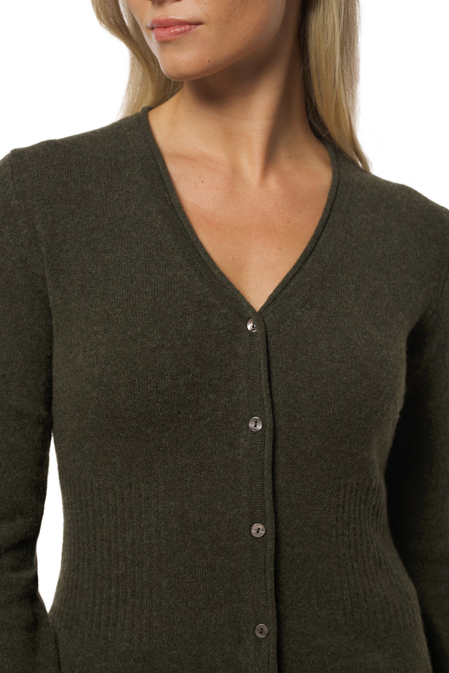 Klassisk kasjmir cardigan mosegrønn