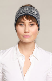 Nydelig blått og hvitt mønstret kasjmir pannebånd som er kløfritt, det er også god tykkelse så man holder ørene varme! Selvfølgelig med 100% kasjmir! 